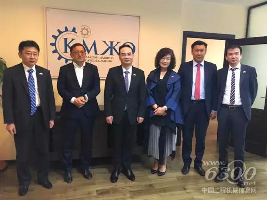 易小剛一行與當地工程機械協會進行交流