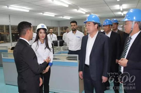 周鐵根市長勉勵徐工巴西外籍員工：要努力工作，用實際行動來回饋徐工，有機會歡迎大家去徐州學習交流！