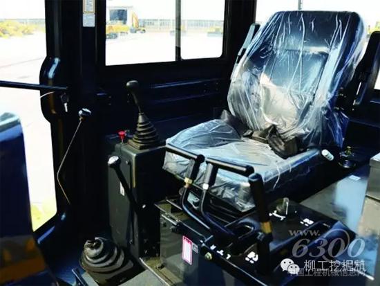 全新設計獨立封閉防塵駕駛室