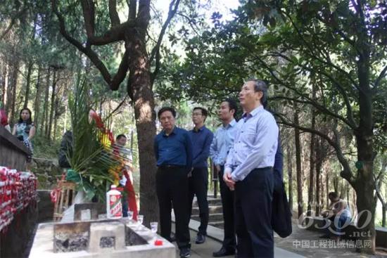 王民董事長向將軍墓敬獻了花籃和茅臺酒