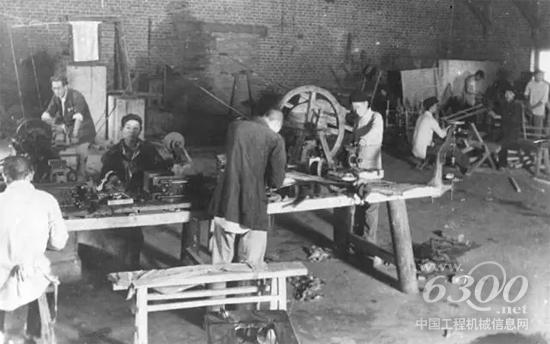 1943年，建廠初期，華興鐵工廠為地方部隊維修槍支