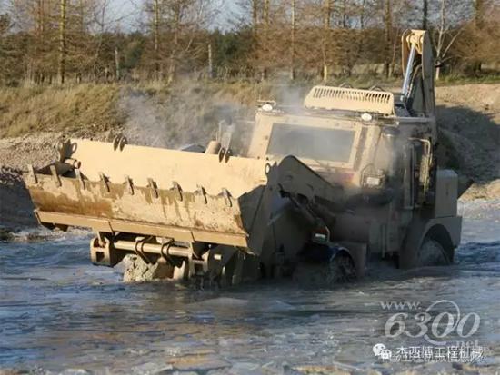 JCB兩頭忙