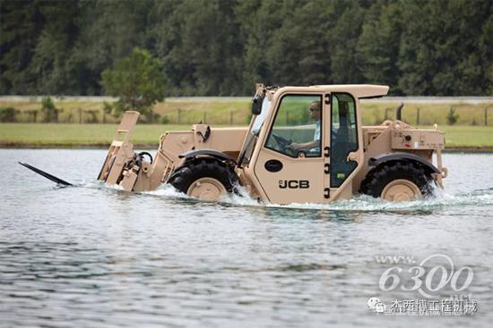 JCB 軍工產品系列之四：軍用伸縮臂叉裝車