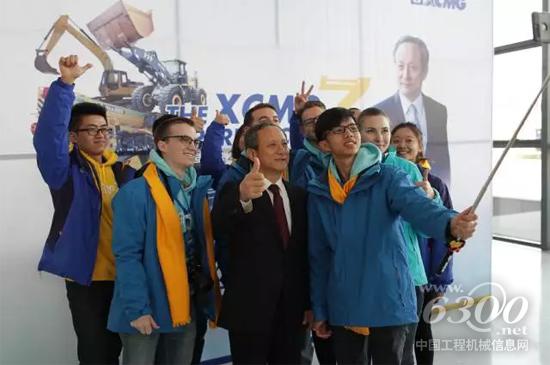 王民董事長“童心未泯”和“徐工實習生”們一起自拍