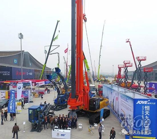 天九五在室內室外開辟了兩個展位