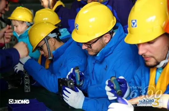 5位“徐工實習生”手工去毛刺體驗感受徐工匠人精神