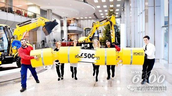 歡慶圣誕節！JCB 員工每人獲獎500英鎊！