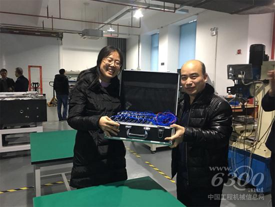 研究院副院長智丙輝為海倫哲研發的車載控制器試驗箱
