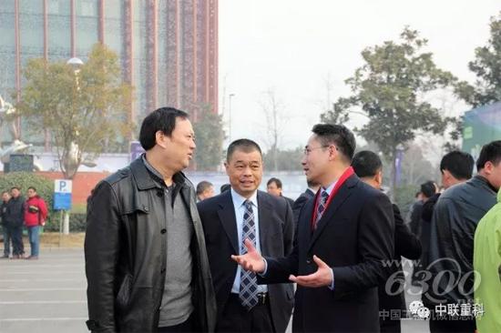 中聯重科西北大區總經理秦洪仁與客戶熱情交流