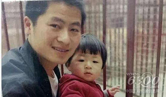 10年前的他與女兒的合照，那時他剛剛進入道路機械行業