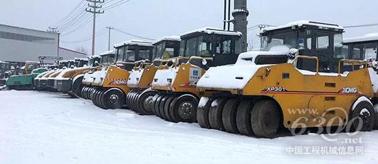 2017年底，張總停放在停車場里的徐工道路機械