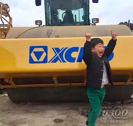 萌娃也愛壓路機——兒子激動的在他XS365壓路機前大跳