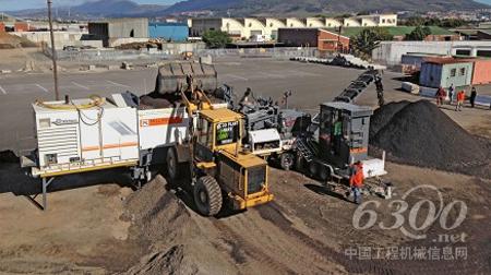 在梅特蘭的Ndabeni道路旁的Stormwater倉庫，維特根KMA200廠拌冷再生設備快速、可靠地生產BSM混合料。