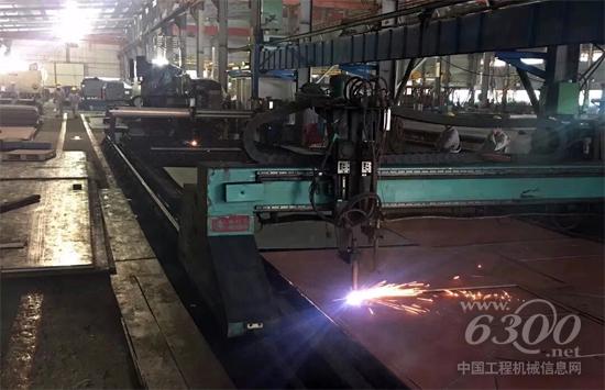 車間加工設備忙碌運行