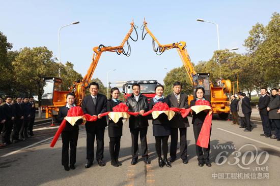 中聯重科高管為首臺本地化生產的混凝土濕噴機發車進行剪彩