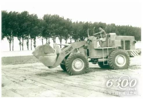 1977年第一臺JZ425裝載機試制成功