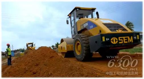 山工機械壓路機和平地機在非洲加納工地上