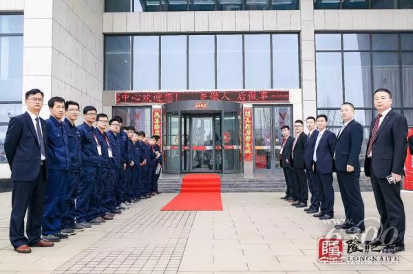 銀川站，營銷服務將士列隊歡迎客戶