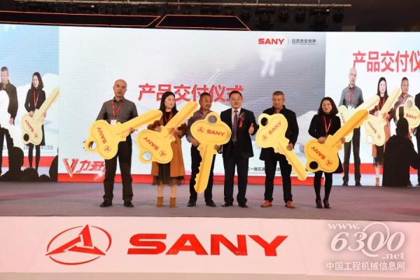 南京站，<a href=http://dealer.d1cm.com target=_blank>代理商</a>董事長給購買泵車的客戶交付金鑰匙