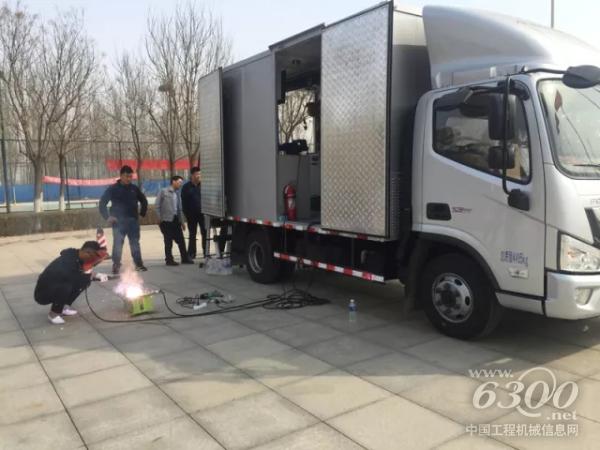 專用救援服務工具樣車評審現場，工作人員進行樣車功能介紹并模擬故障現場處理