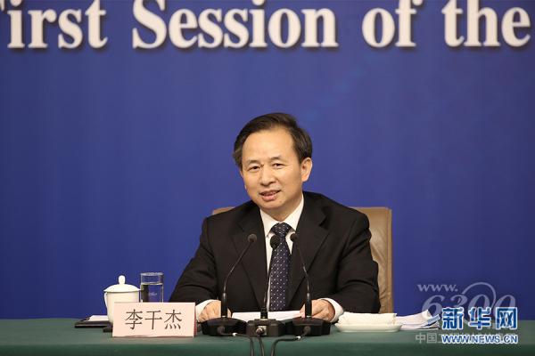 圖為環保部部長李干杰回答記者提問。