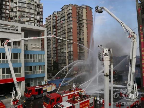 徐工成套化消防裝備助力內江市石油化工火災撲救實戰演練