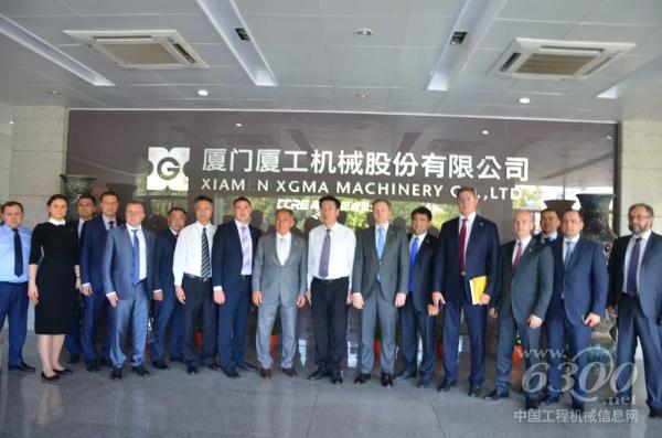 明尼哈諾夫總統訪問團與廈工領導合影留念