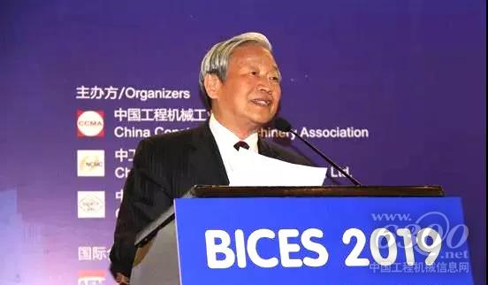 協會名譽會長、首席顧問韓學松代表設計大賽組委會介紹歷屆大賽開展情況