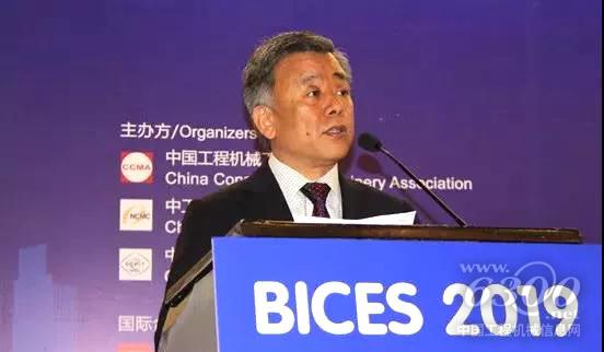 協會副秘書長、北京天施華工國際會展有限公司總經理呂瑩宣讀關于“繼續評選BICES中國國際工程機械創新產品獎、推薦產品獎”的通知