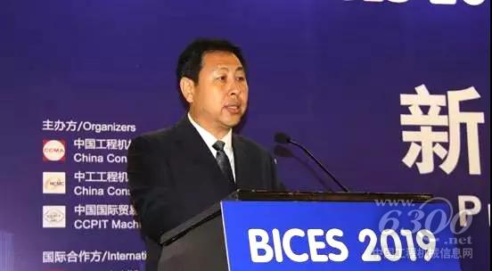 中國國際貿促會機械行業分會副會長周衛東主持發布會
