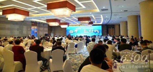 徐工集團<a href=http://product.d1cm.com/qizhongji/ target=_blank>起重機械</a>事業部西安代表處主任周燕青匯報徐工近期發展情況