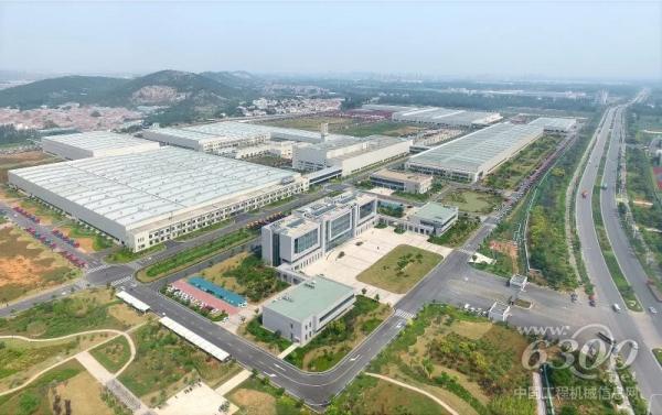 徐工2015年斥巨資建成國內智能化程度最高、規模最大的現代化重卡制造單體工廠。