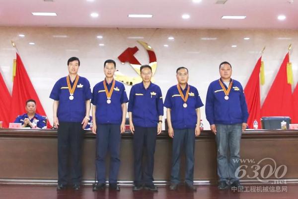 徐工集團副總經理事業部總經理、黨委書記李宗為二星、三星年功章獲得者頒發紀念章