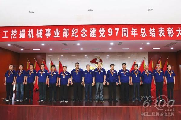 事業部副總經理張雷為一星年功章獲得者頒發紀念章