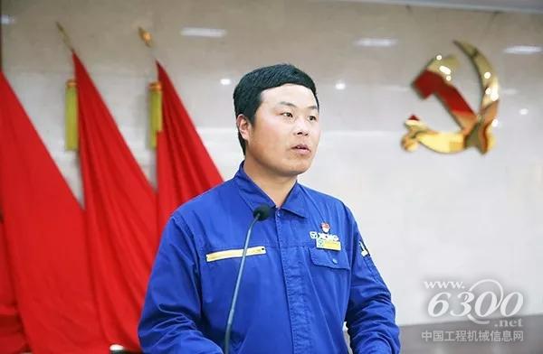 年功紀念章獲得者、礦機裝配廠工段長張雷作交流分享