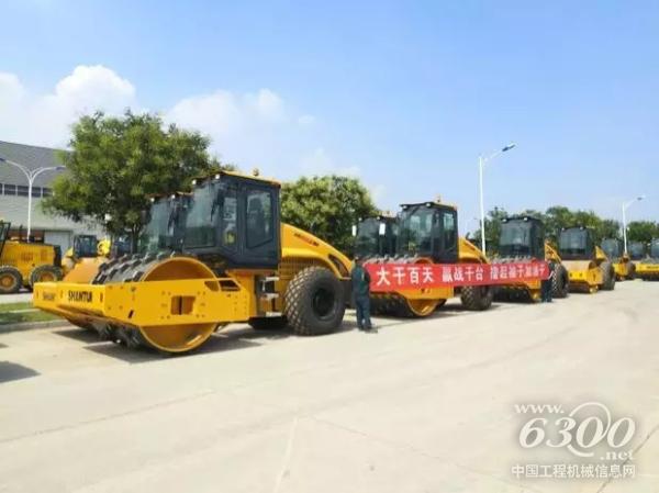 山推壓路機整裝待發