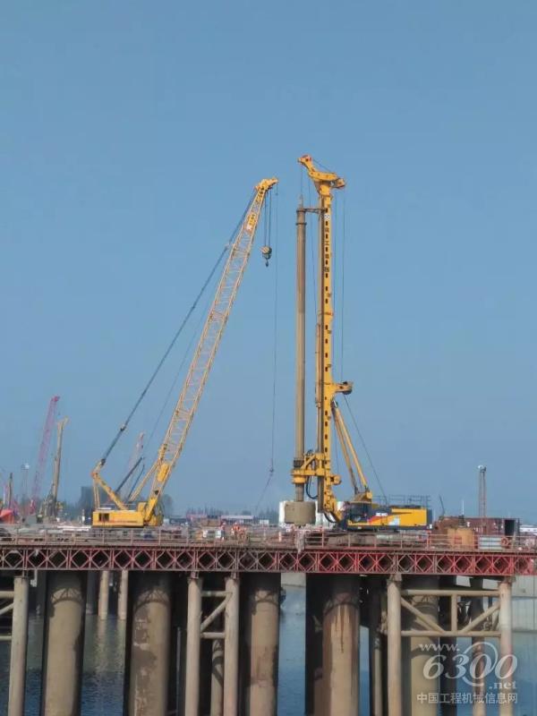 徐工XR550D旋挖鉆機、<a href=http://product.d1cm.com/lvdaidiao/ target=_blank>履帶吊</a>助力武漢青山大橋