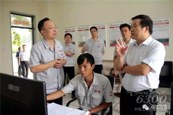 公司黨委書記、董事長、總經理楊向陽向中國交建副總裁文崗介紹西筑光伏項目
