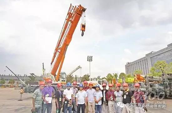 利比里亞“工程機械運用與維護技術培訓班”學員結業合影