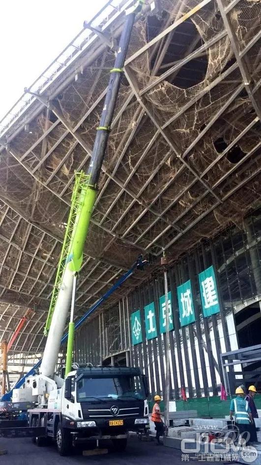 雷薩25Q5起重機作業中