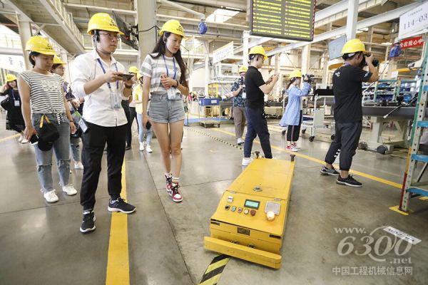AGV是臨工自主研發的，目前全廠共有130臺這種運輸車，這個數量在全國同類企業中遙遙領先