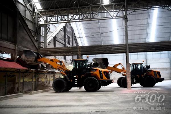 兩臺CLG856H加長臂裝載機進行化肥半成品上料
