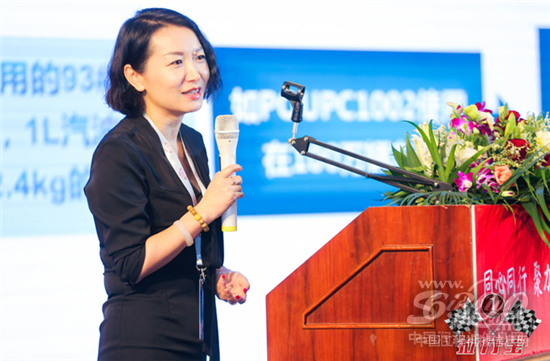 馮雅榮女士發表演講
