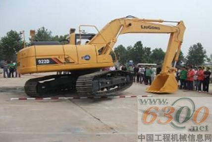挖掘機跨障礙