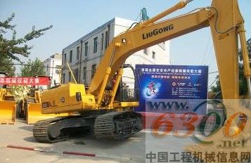 挖掘機跨障礙