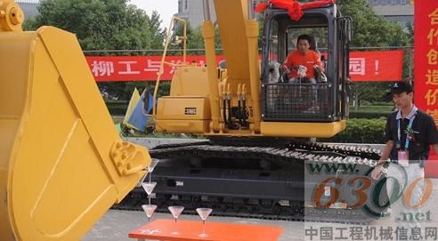 挖掘機疊香檳杯