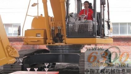 挖掘機疊香檳杯