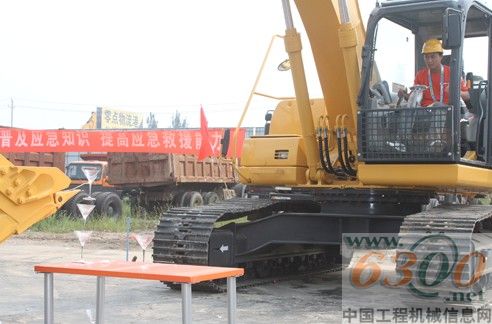柳工挖掘機疊香檳