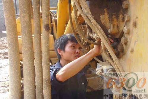 三一服務工程師正在檢修設備