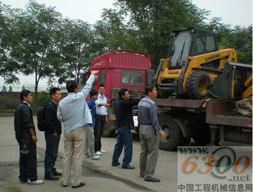 未卸車前，客戶詢問小型機情況